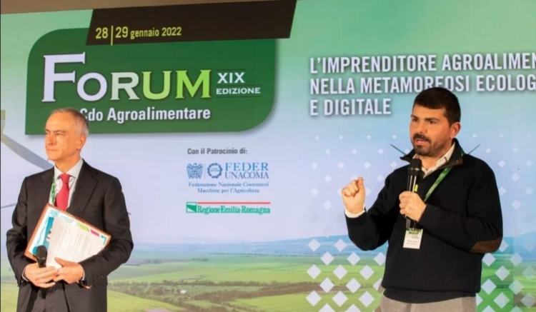 A sinistra il presidente del Cdo Agroalimentare Camillo Gardini e a destra l'assessore Alessio Mammi, all'apertura dei lavori del Forum