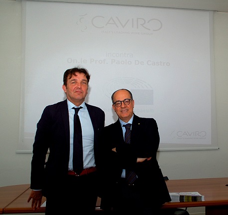 A sinistra Carlo Dalmonte, presidente di Caviro, e a destra l'onorevole Paolo De Castro, vicepresidente della Commissione agricoltura in Parlamento Europeo