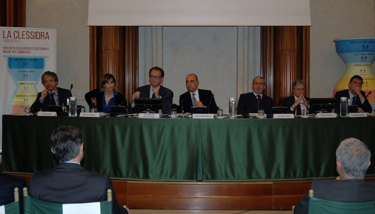 Il tavolo dei relatori all'incontro 'Una proposta per la Carta di Milano: la clessidra ambientale'