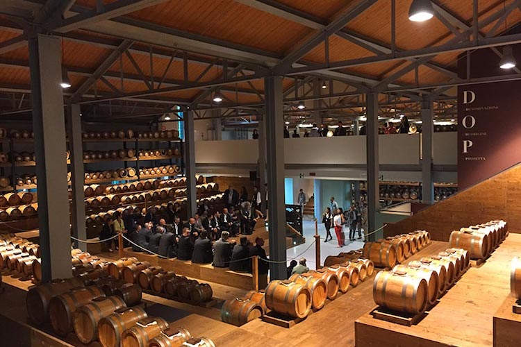 A Casa Mazzetti è possibile passeggiare all'interno di un teatro composto da 5.600 botti di Aceto balsamico tradizionale di Modena Dop