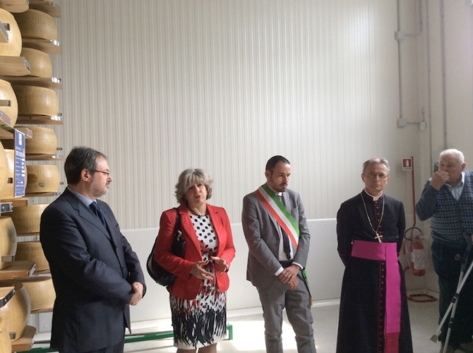 L'assessore Caselli nei locali del caseificio San Giorgio con il presidente di Confcooperative Modena De Vinco, il vescovo di Carpi Cavina e il sindaco della città Bellelli
