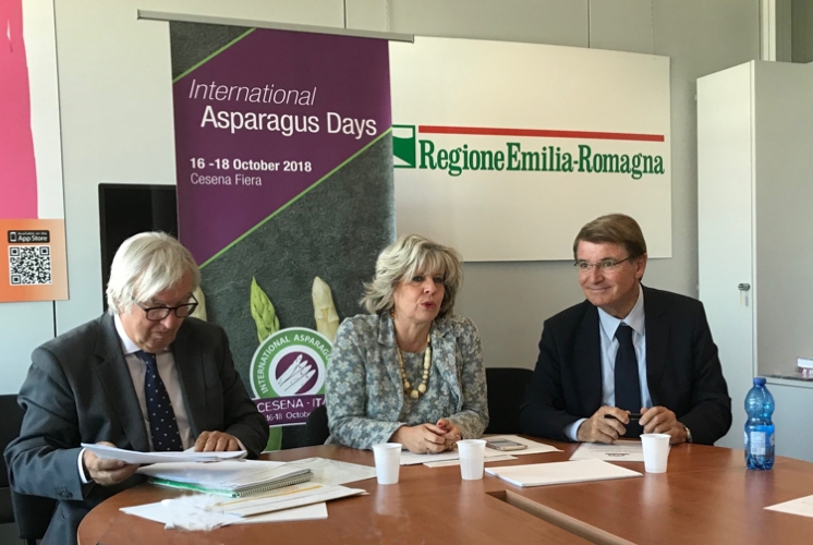 Un momento dell'incontro al quale ha partecipato l'assessore all'Agricoltura dell'Emilia Romagna, Simona Caselli, al centro della foto. A sinistra Luciano Trentini e a destra Renzo Piraccini