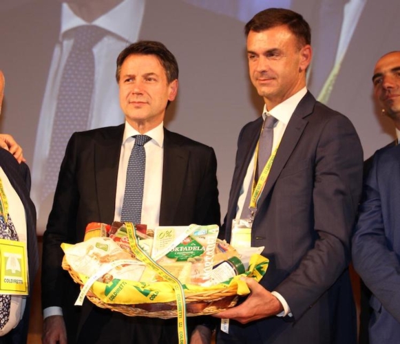 Il presidente Coldiretti Ettore Prandini mostra al premier Giuseppe Conte a TuttoFood un cesto di falsi made in Italy scovato da Coldiretti nel mondo