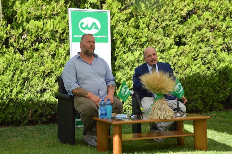 Il presidente della Cia Dino Scanavino (a sinistra) con Gabriele Bonci. La Cia ha programmato per oggi presidi, sit-in e blocco delle Borse merci nelle maggiori città d’Italia