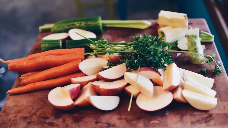 cibo-verdure-tagliere-frutta-mela-carote-fonte-free-photos-via-pixabay.jpg