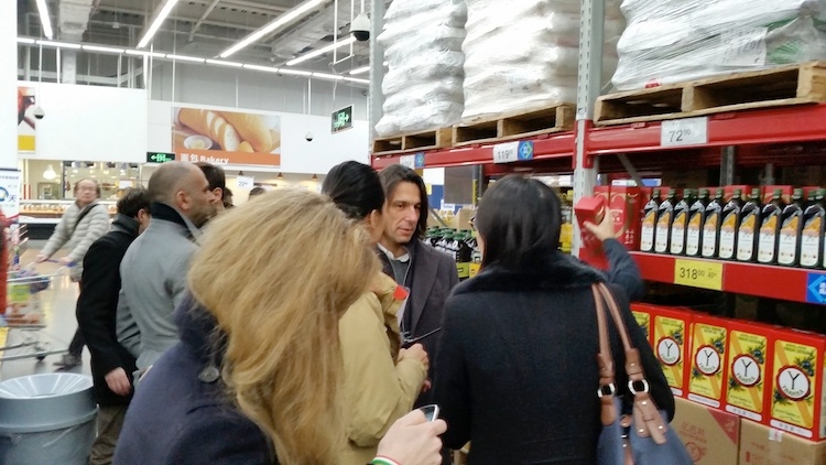 Un momento degli incontri dei manager italiani in un supermercato di Pechino