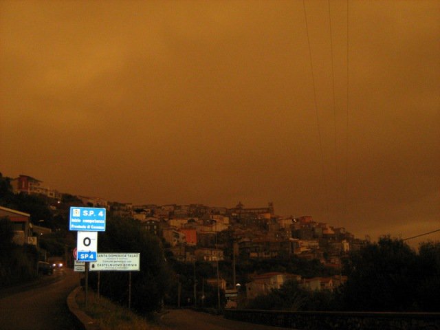 Il cielo oscurato delle regioni meridionali italiane alle ore 13.30 dalla sabbia sahariana 