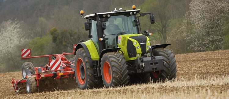 Trattore Claas serie Arion in campo