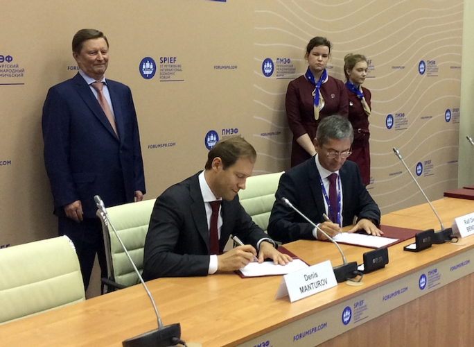Denis Manturow (a sinistra) e Ralf Bendisch firmano il contratto speciale di investimento