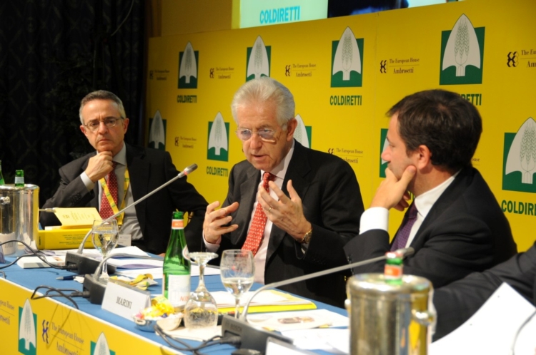 Cernobbio, da sinistra: il ministro Mario Catania, il premier Mario Monti e il presidente Coldiretti, Sergio Marini