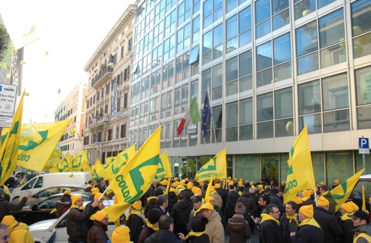 La protesta Coldiretti davanti alla sede di Agea