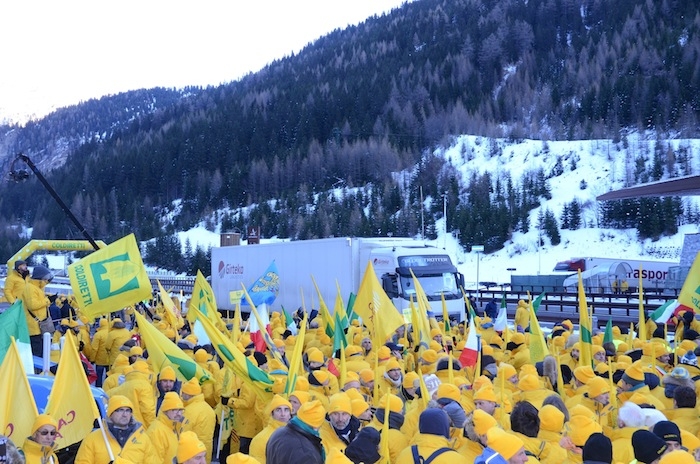 Migliaia di agricoltori al Brennero per la "Battaglia di Natale"