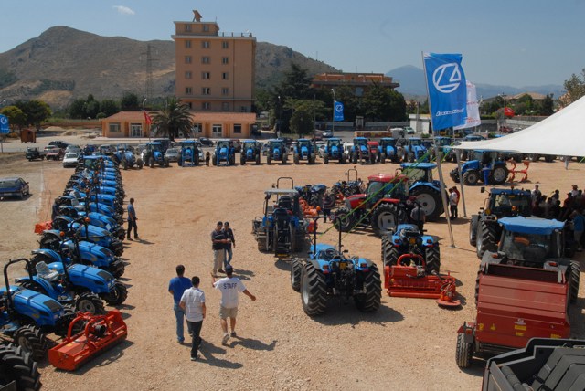 Manifestazione in campo organizzata dalla concessionaria Comaia. Argo Tractors - Landini e McCormick