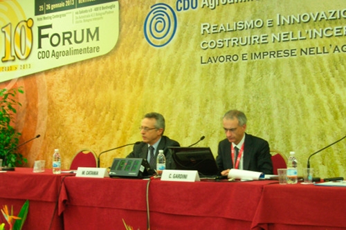 Il ministro Mario Catania (a sinistra) mentre risponde alle domande del presidente di Cdo Agroalimentare, Camillo Gardini