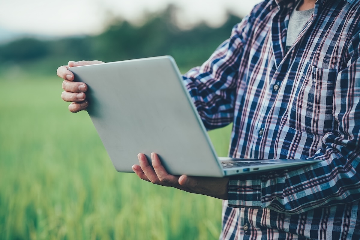 Agricoltore con computer: la proroga del registro trattamenti digitale dipende dagli Stati
