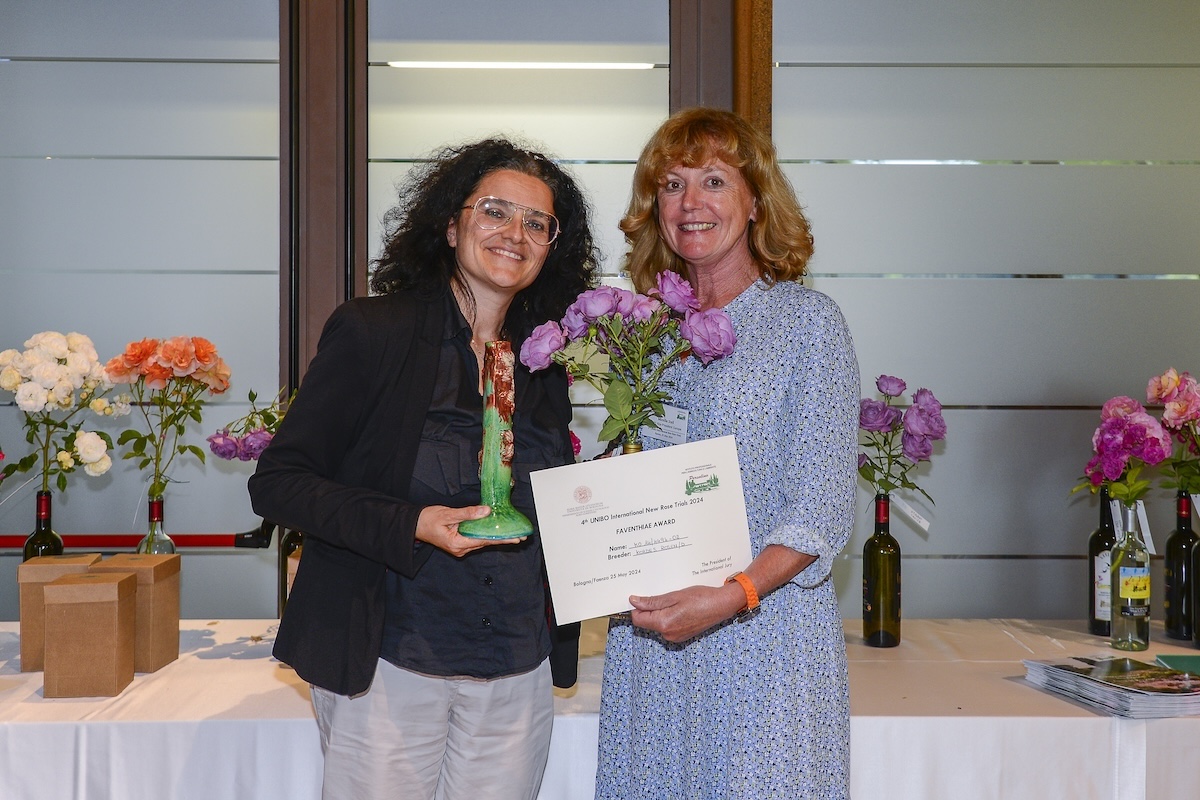 La premiazione: ritira il riconoscimento Mireille Steil, vicepresidente della Wfrs per l'Europa, per conto di Thomas Proll di Kordes Rosen