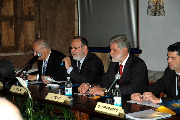 Il tavolo dei relatori all'assemblea di Confai