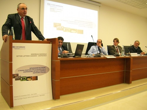 Un momento dell'assemblea durante l'intervento conclusivo del presidente di Fedagri Confcooperative, Maurizio Gardini