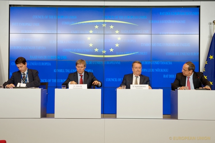 Consiglio agricolo Ue, da sinistra: Dacian Ciolos, membro della Commissione europea e Georgios Karasmanis, ministro greco dell’Agricoltura