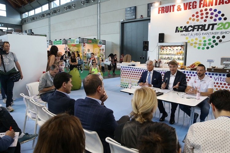 Da sinistra a destra: Paolo Bruni (Cso), Renzo Piraccini (Cesena Fiera) e il nutrizionista Iader Fabbri