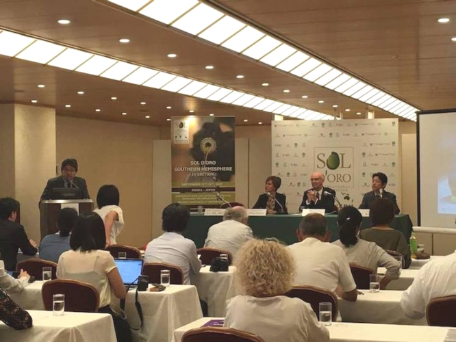 Da sinistra, Tomohiro Hiwatashi. Al tavolo relatori, Barbara Blasevich,Marino Giorgetti e Hiromasa Hamaguchi