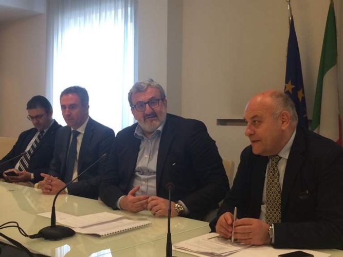 Al centro da sinistra: Leonardo Di Gioia e Michele Emiliano durante la conferenza stampa. La Regione Puglia ha un piano a lungo termine per il riuso irriguo di 100 milioni di metri cubi di acqua depurata