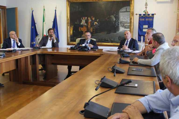 Un'immagine della conferenza stampa sulla crisi idrica tenutasi ieri a Potenza, al centro della foto il presidente Pittella e l'assessore Braia