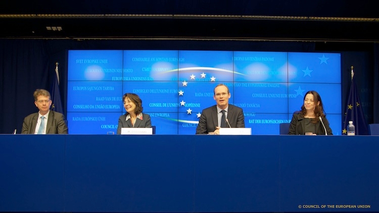 Da sinistra: Maria Damanaki, membo della Commissione europea, Simon Coveney, ministro irlandese dell'Agricoltura