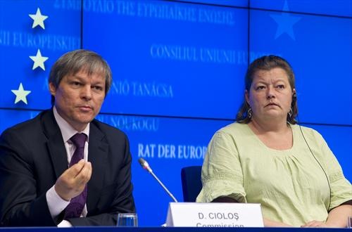 Da sinistra: Dacian Ciolos, membro della Commissione europea e Mette Gjerskov ministro danese dell'Agricoltura
