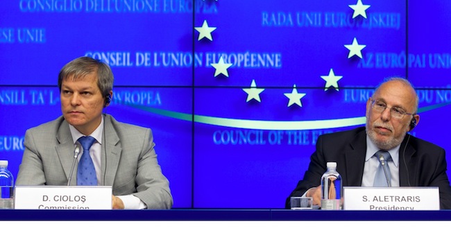 Da sinistra, il commissario Dacian Ciolos e Soflocis Aletraris, ministro cipriota dell'Agricoltura