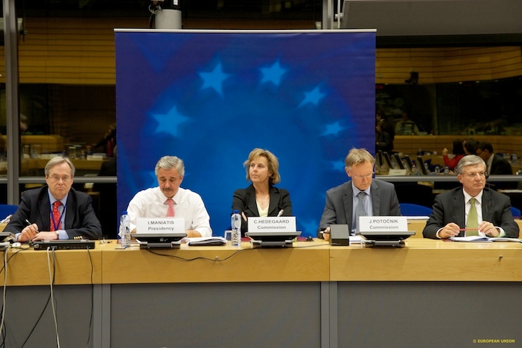 Da sinistra: Giannis Maniatis, ministro greco dell'Ambiente, Connie Hedegaard, Janez Potocnik e Tonio Borg membri della Commissione europea