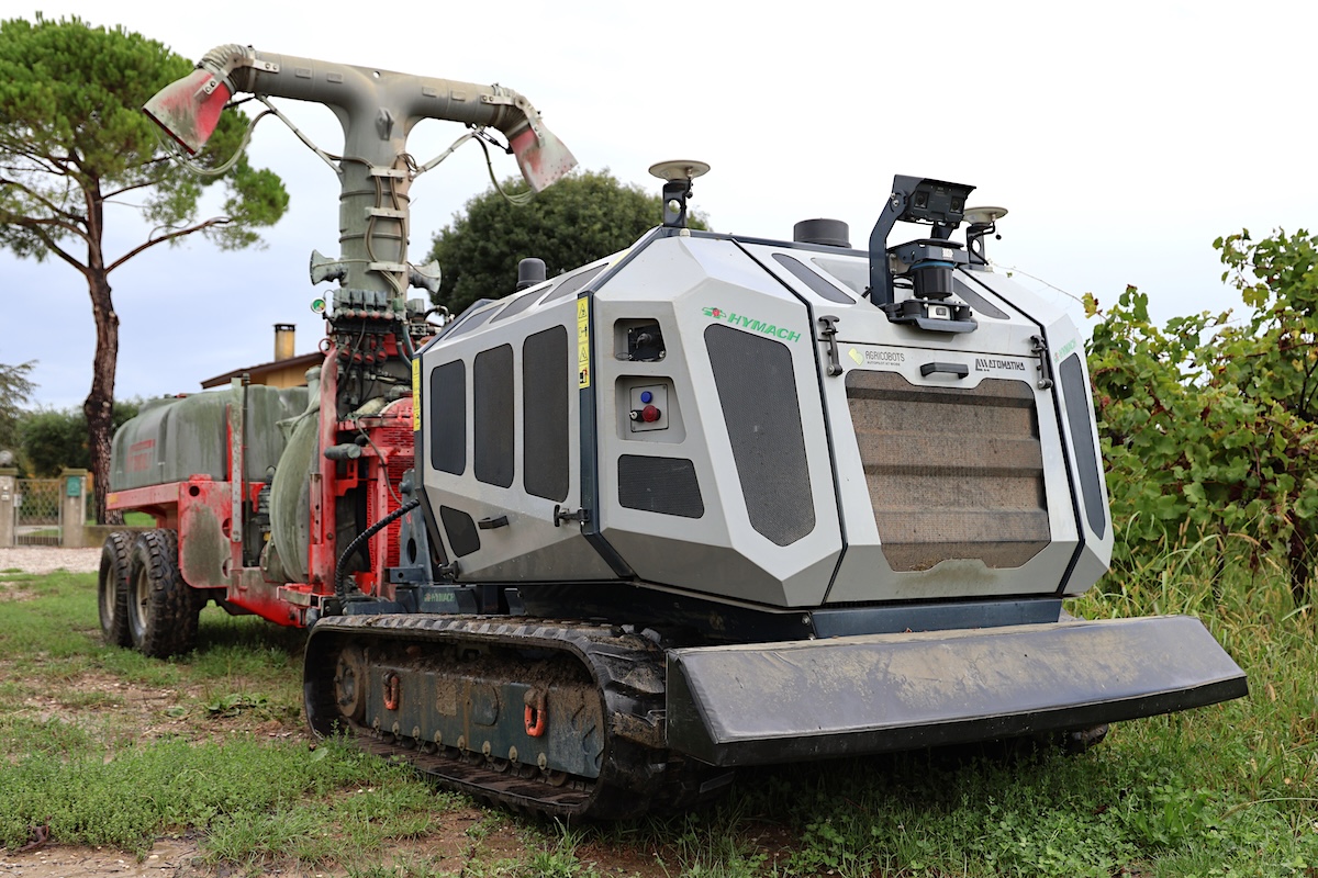 Il robot Atomatika di Agricobots, in uso con un atomizzatore trainato a due file di Friuli, presso l'azienda vitivinicola Weldan