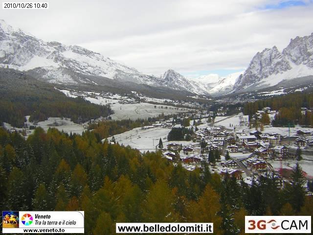 Splendida veduta sulla valle di Cortina d'Ampezzo, la neve è scesa sino a quota 1000