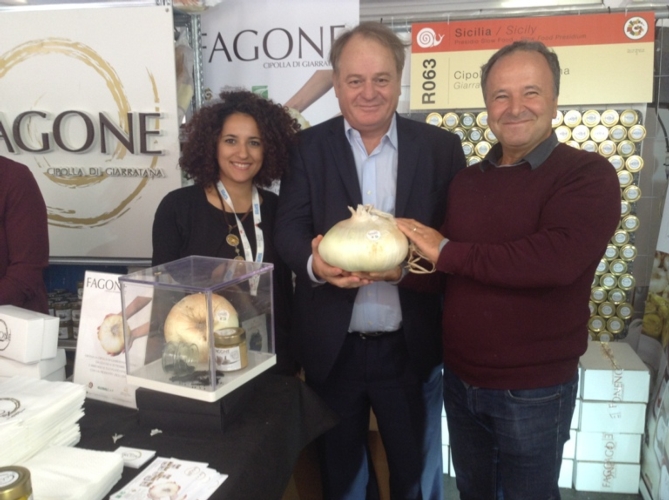 L'assessore all'agricoltura della Sicilia al Salone del Gusto 2016 con i produttori della cipolla gigante di Giarratana