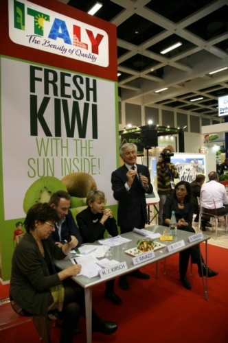 Da sinistra: Hans-Jürgen Kirsch (Fresh Produce Category Director Globus), Cristina Ravazzi (esperta di visual merchandising), Paolo Bruni (Presidente Cso) e Alessandra Ravaioli (responsabile comunicazione Cso)