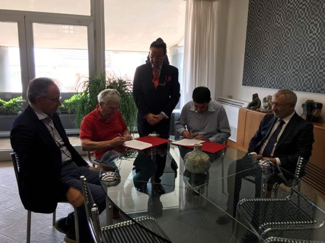 La firma del protocollo d'intesa. Da sinistra seduti: Gianfranco Nappi, Vittorio Silvestrini, Alessandro Mastrocinque e Mario Grasso