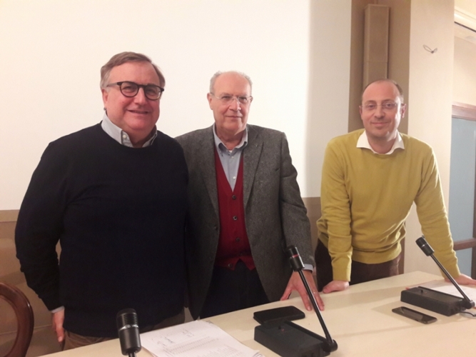 Da sinistra: il presidente uscente Fabio Moschella, il neoeletto Michele Lonzi ed il direttore Gianluca Agati