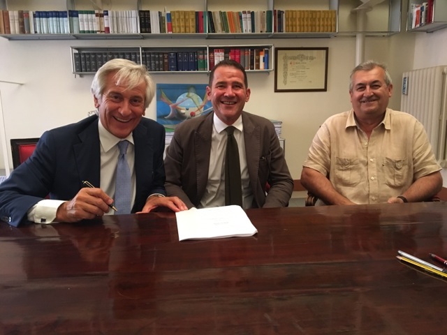Il momento della 'storica' firma di fusione. Da sinistra Paolo Bruni, Gabriele Cristofori e Mauro Tonello