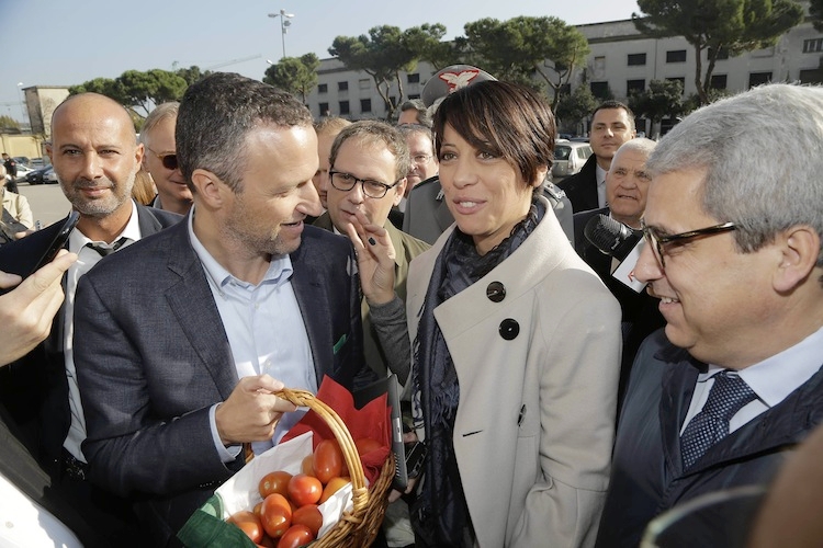 Il ministro Nunzia De Girolamo ha regalato al sindaco Flavio Tosi un cesto di pomodori della Campania