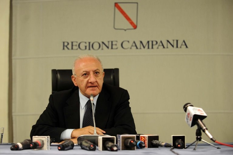 Vincenzo De Luca oggi, mentre annuncia la nuova giunta regionale della Campania