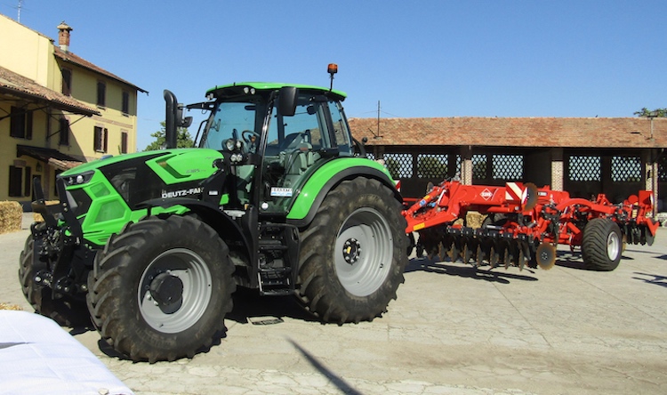 Deutz-Fahr 6185 TTV e KUHN Performer 3000 nel cortile dell'azienda agricola Folli