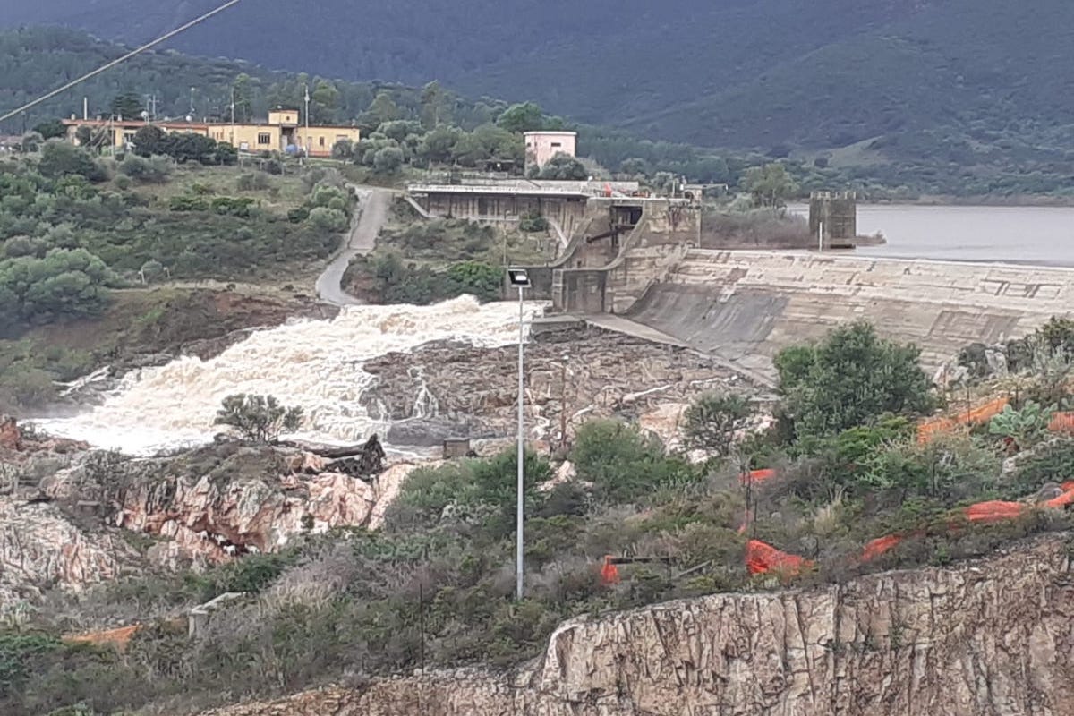 In foto, l'esondazione controllata della diga Maccheronis del novembre 2020, ora invece l'acqua manca