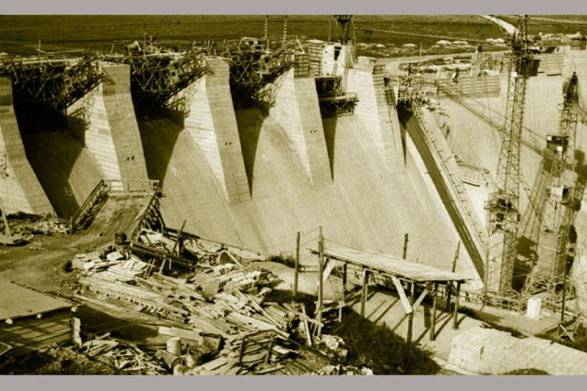 In foto: la diga di San Giuliano sul fiume Bradano in costruzione negli anni '50 del secolo scorso. Le condutture che portano l'acqua in provincia di Taranto devono essere riparate