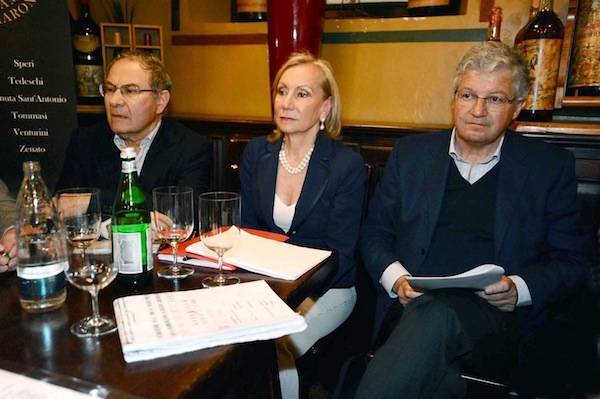 Direttivo delle Famiglie dell'Amarone d'Arte. Da sinistra: Sandro Boscaini, past president; Marilisa Allegrini, presidente; Stefano Cesari, vice presidente