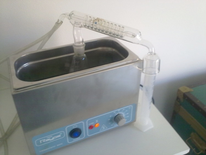 Figura 1: Il distillatore posto in un bagno di etilenglicole a 100 ºC per la raccolta dei condensati ed ulteriore determinazione della sostanza organica che evapora assieme all’umidità