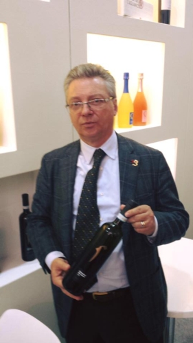 Domizio Pigna, presidente della cantina La Guardiense, con una bottiglia di Falanghina