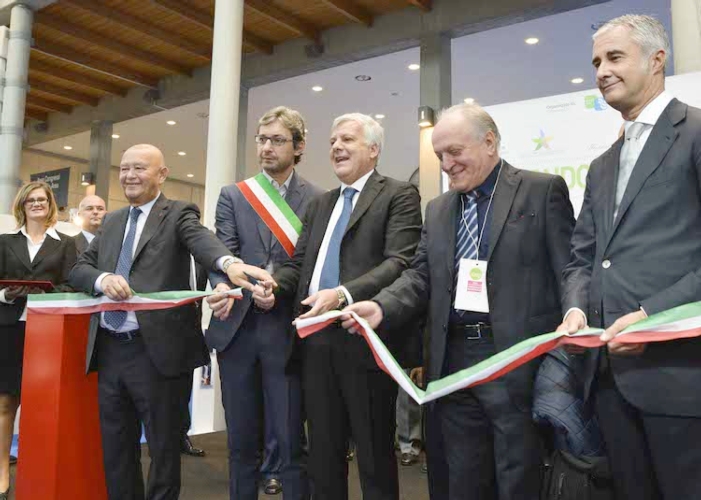 Il momento del taglio del nastro. Da sinistra: Lorenzo Cagnoni, Andrea Gnassi, Gian Luca Galletti ed Edo Ronchi