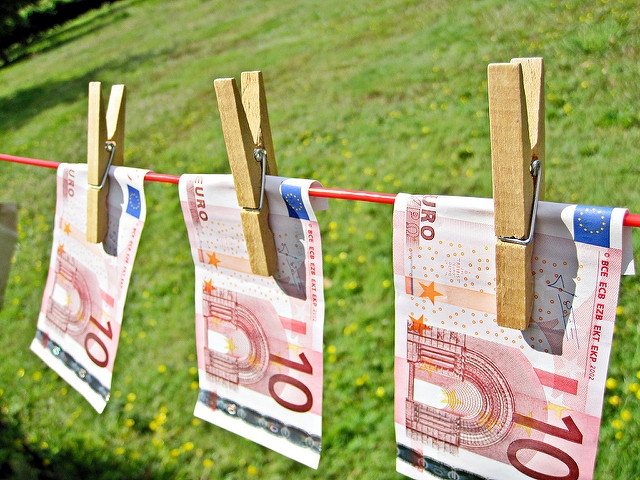 eurobanconotebucato-images-money.jpg
