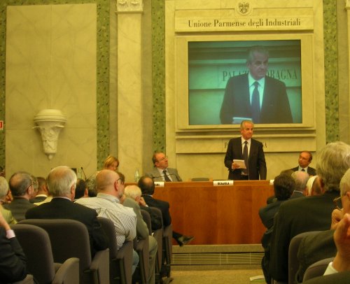 un momento dell'incontro durante l'intervento del ministro Claudio Scajola