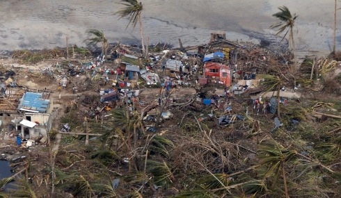 Filippine: lungo la costa il tifone Haiyan ha distrutto intere comunità